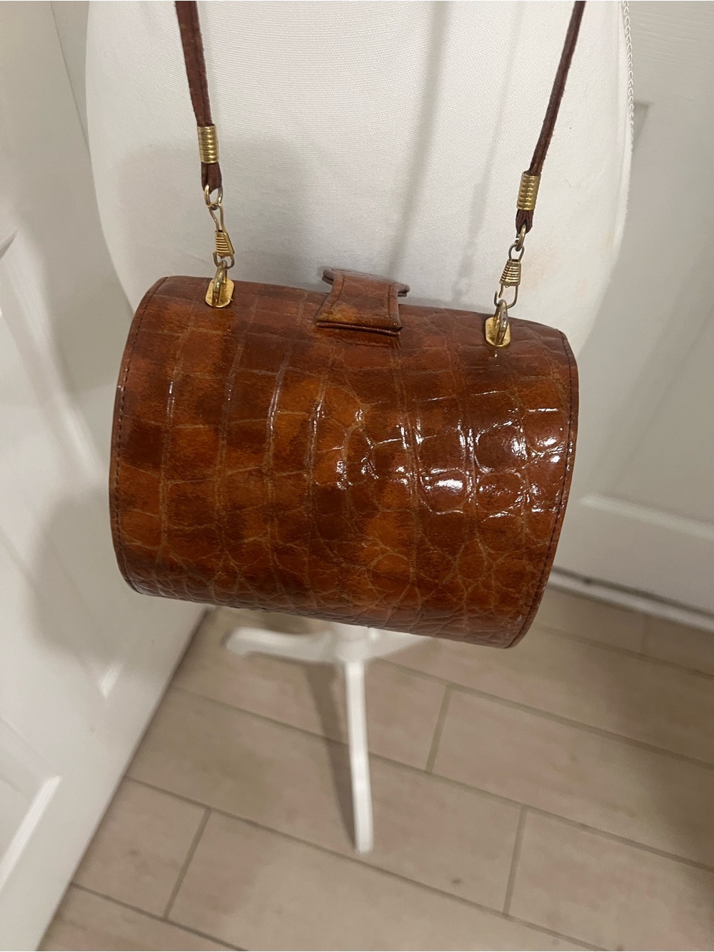 Vintage 1950’s 1960’s Brown Leather Croc-Embossed Barrel Purse adjustable strap - Picture 8 of 13